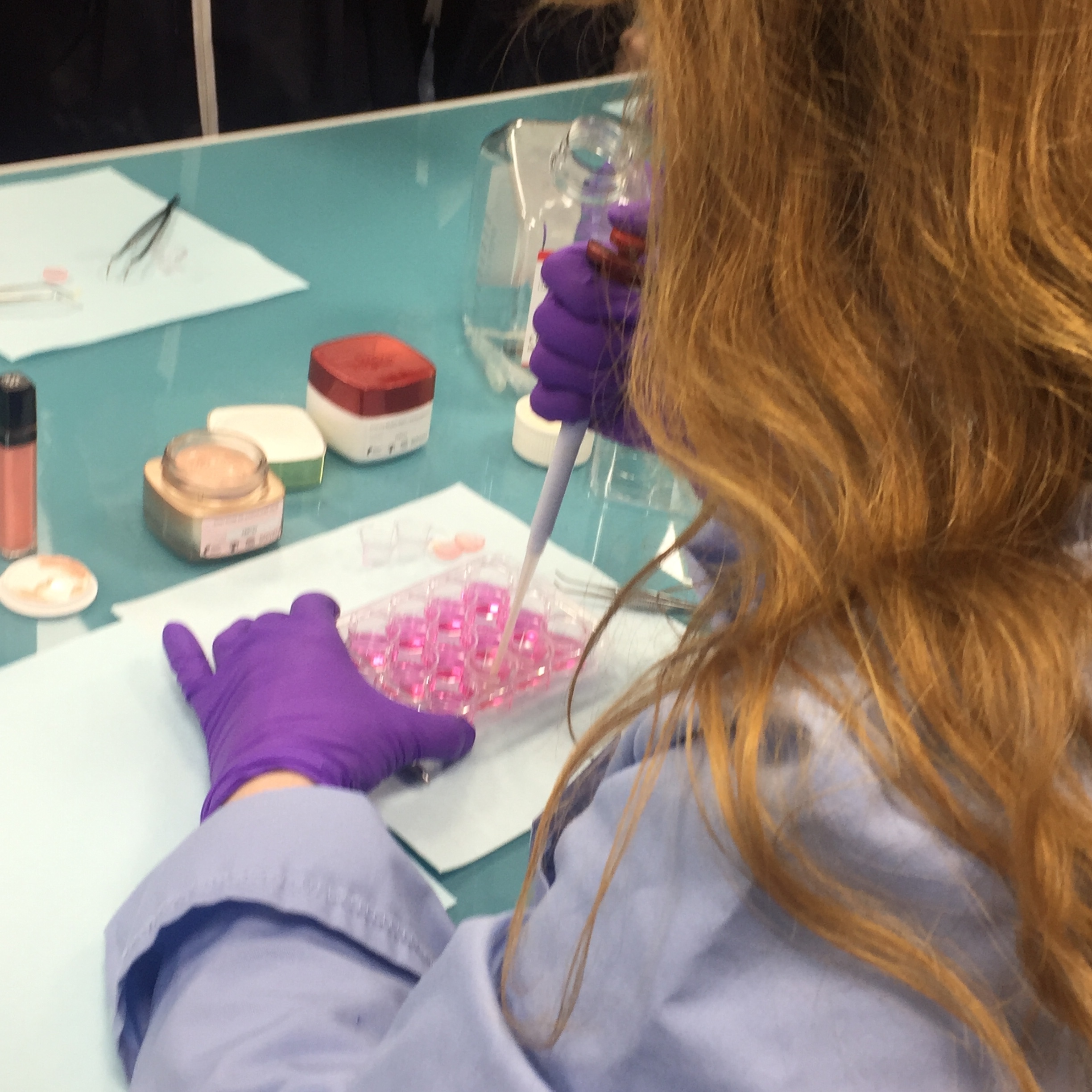 Les échantillons sont testés pour leur résistance aux allergies, aux irritations, à l'exposition au soleil...