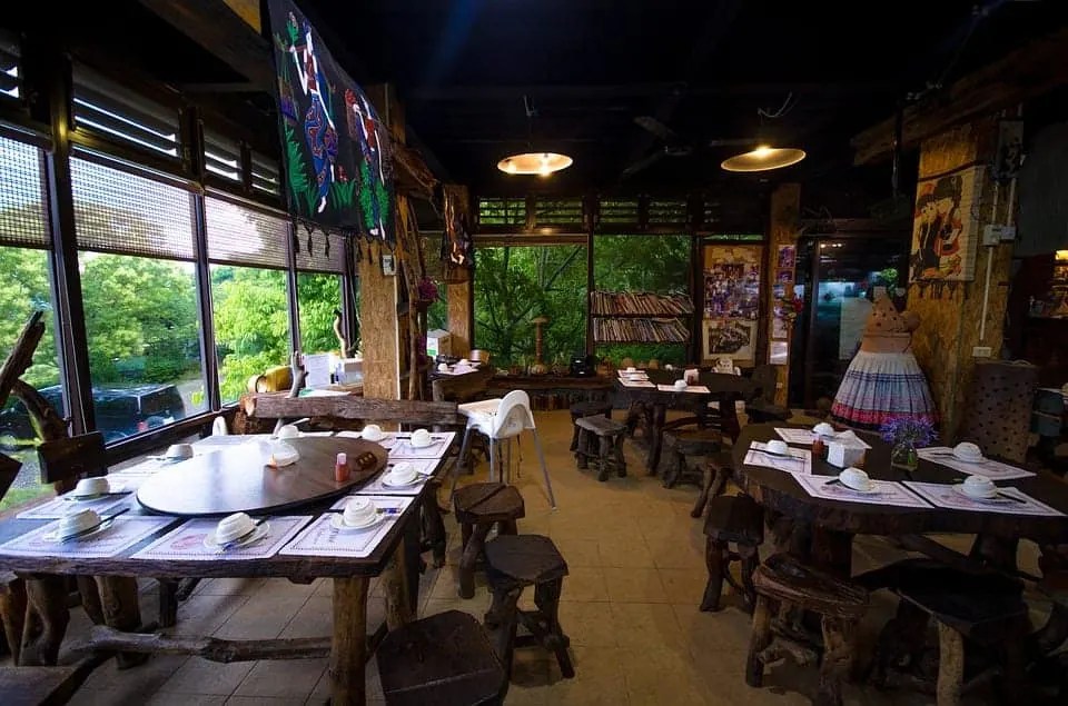 50 Travel jobs and ways to make money while traveling 5 hostel