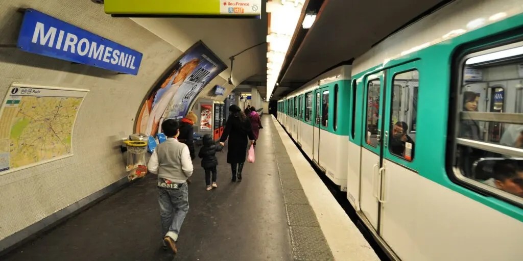 Traveling Solo In Paris- Ultimate Guide To Taking A Solo Trip To Paris 8 paris metro