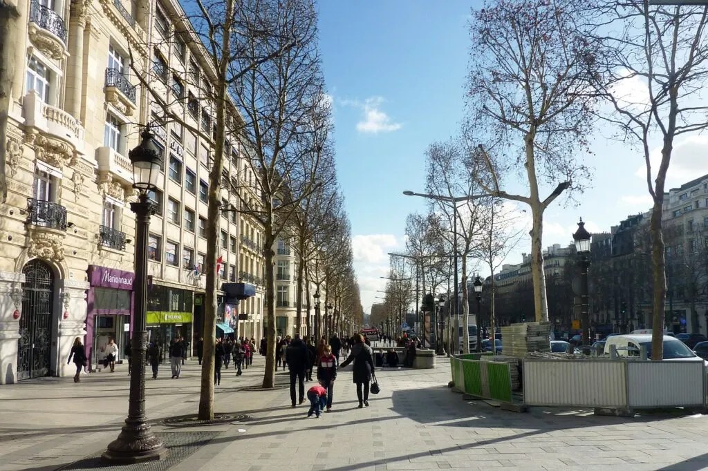 Traveling Solo In Paris- Ultimate Guide To Taking A Solo Trip To Paris 7 walk champs elysees