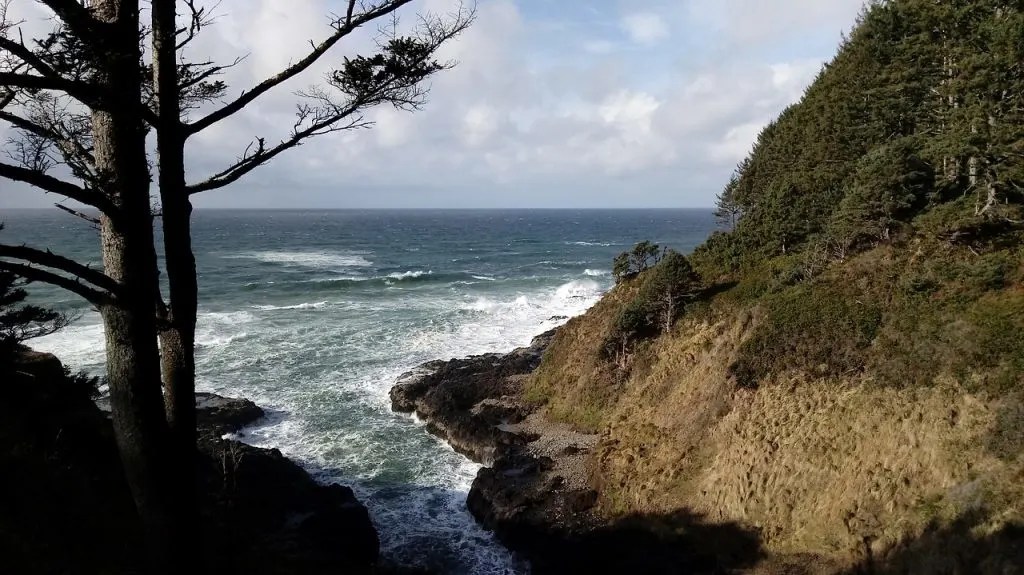 18 Hidden Beaches In Oregon For A Peaceful Getaway 6 Devil’s Churn