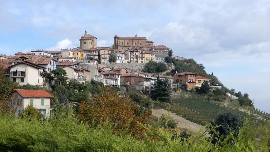 30 Hidden Gems In Northern Italy You Didn't Know Existed 6 la morra