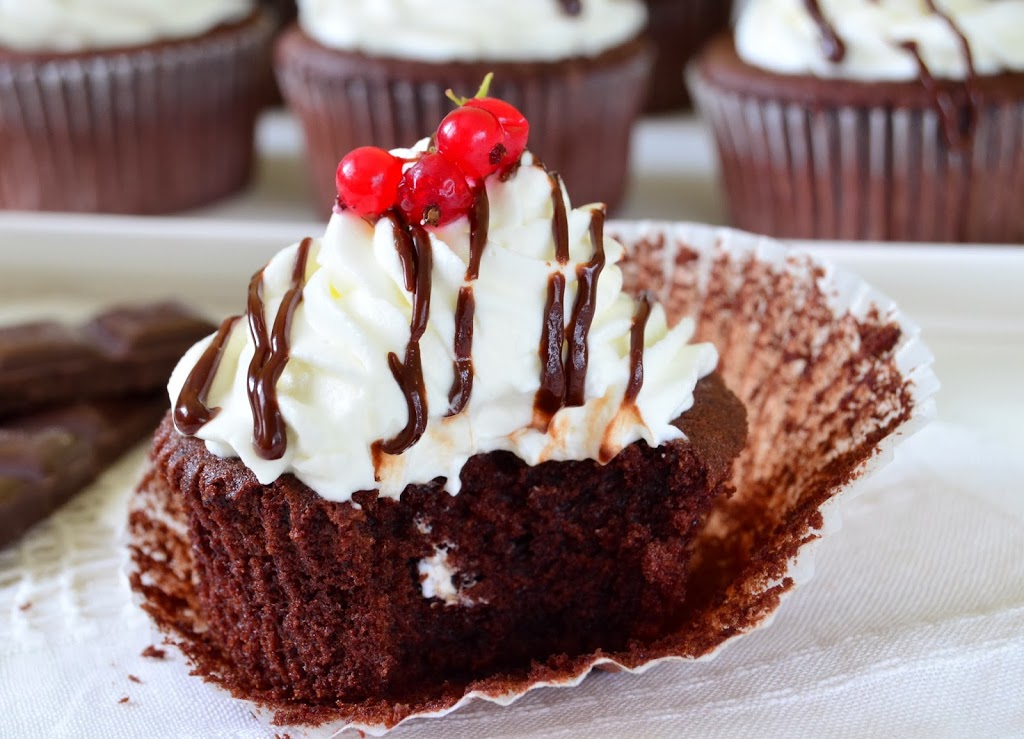 Chocolate cupcakes Cupcakes cu ciocolata