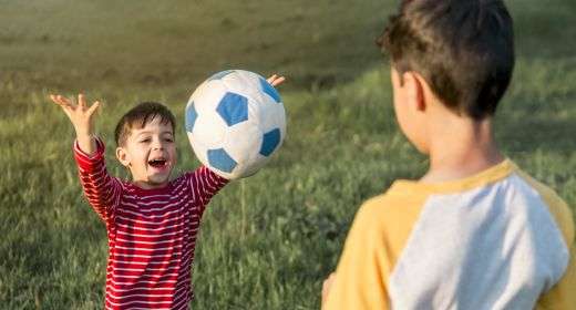 Si la coge, puede tirarla inmediatamente para cazar a un jugador del otro equipo. 10 Juegos Con Pelotas