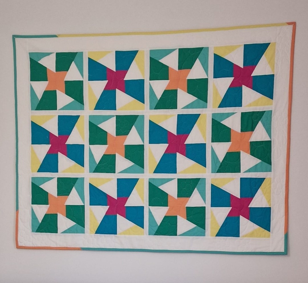Quilt patchwork moderne coloré aux motifs géométriques, réalisé par Patchaka