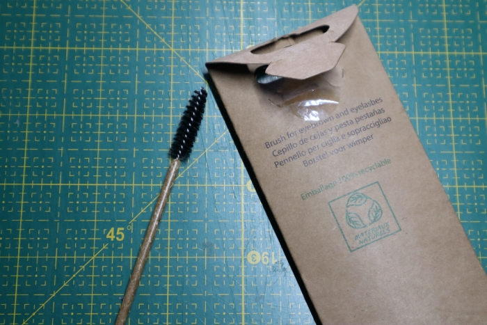 du matériel de maquillage pour nettoyer sa machine à coudre = Terriblement astucieux !