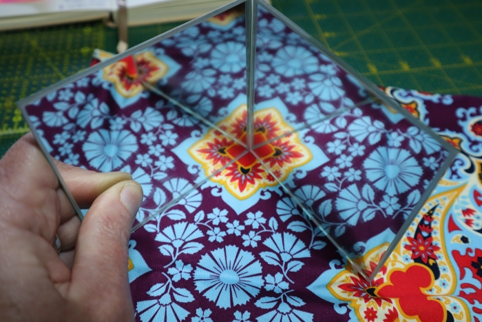 les mini miroirs de salle de bain sont très pratiques pour envisager le fus cutting (Cope sélective) au patchwork