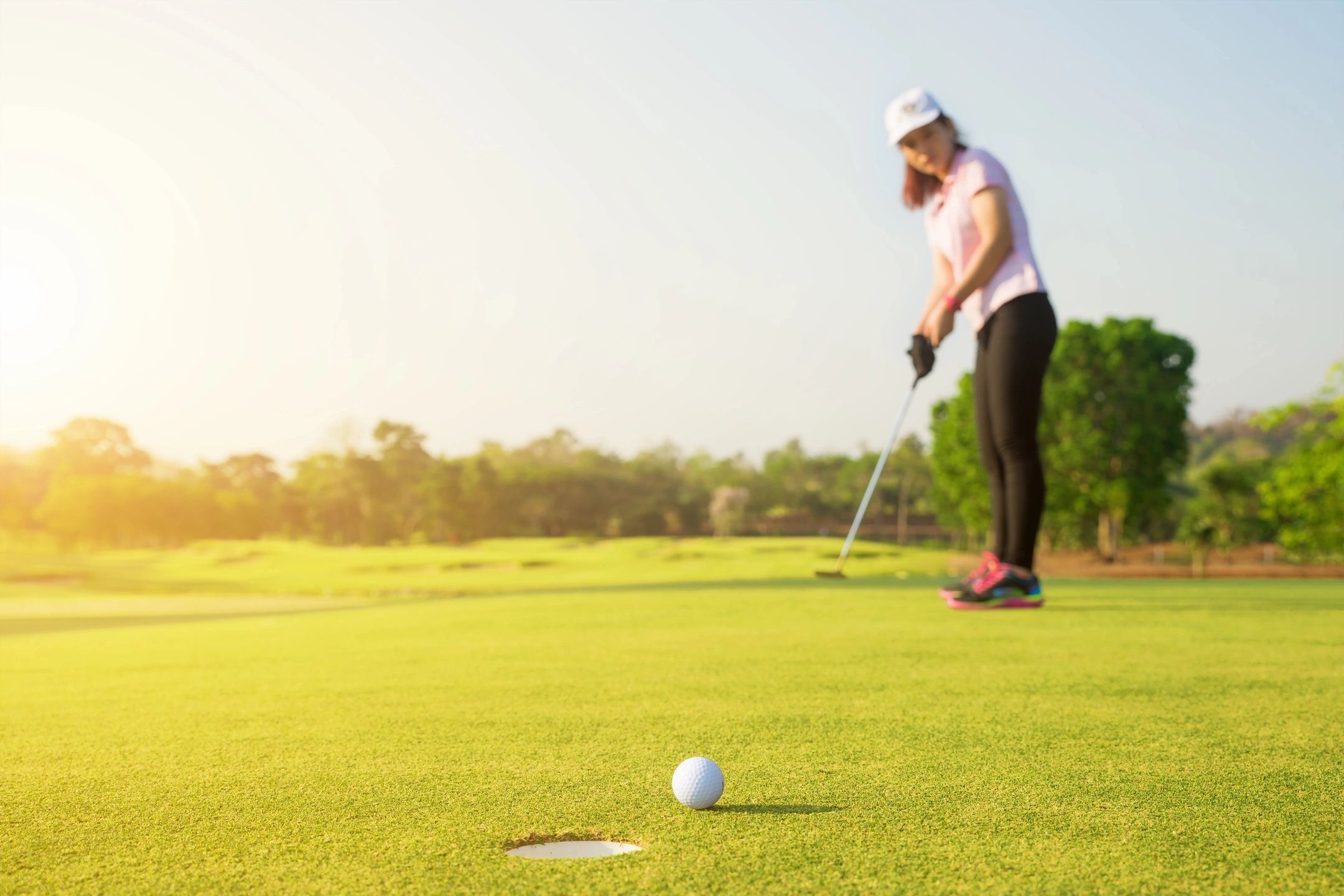 woman making a long putt