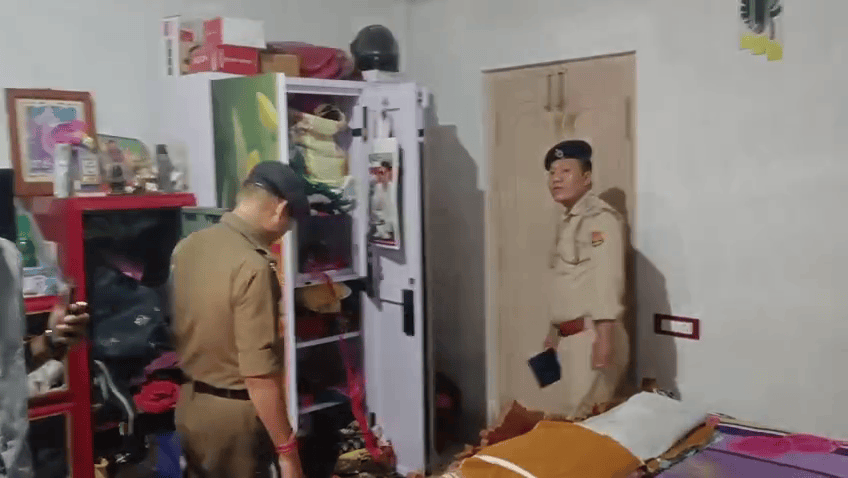 কমলপুর শহরের  মোহনলাল রায় 'র বাড়িতে দুঃসাহসিক চুরি