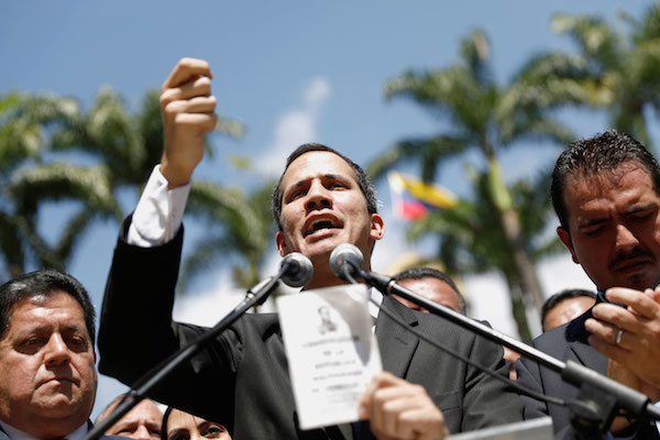 Brasil e EUA reconhecem líder da oposição Juan Guaidó como presidente interino do país