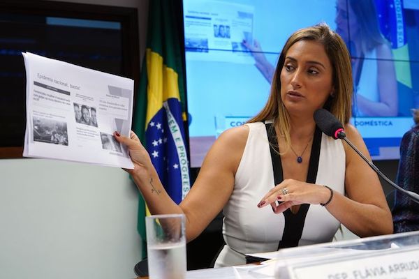 Flávia Arruda confirma acordo para cortes no orçamento e descarta crime de responsabilidade