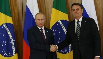 Bolsonaro conversa com Putin e trata de imunizantes, tecnologia e defesa