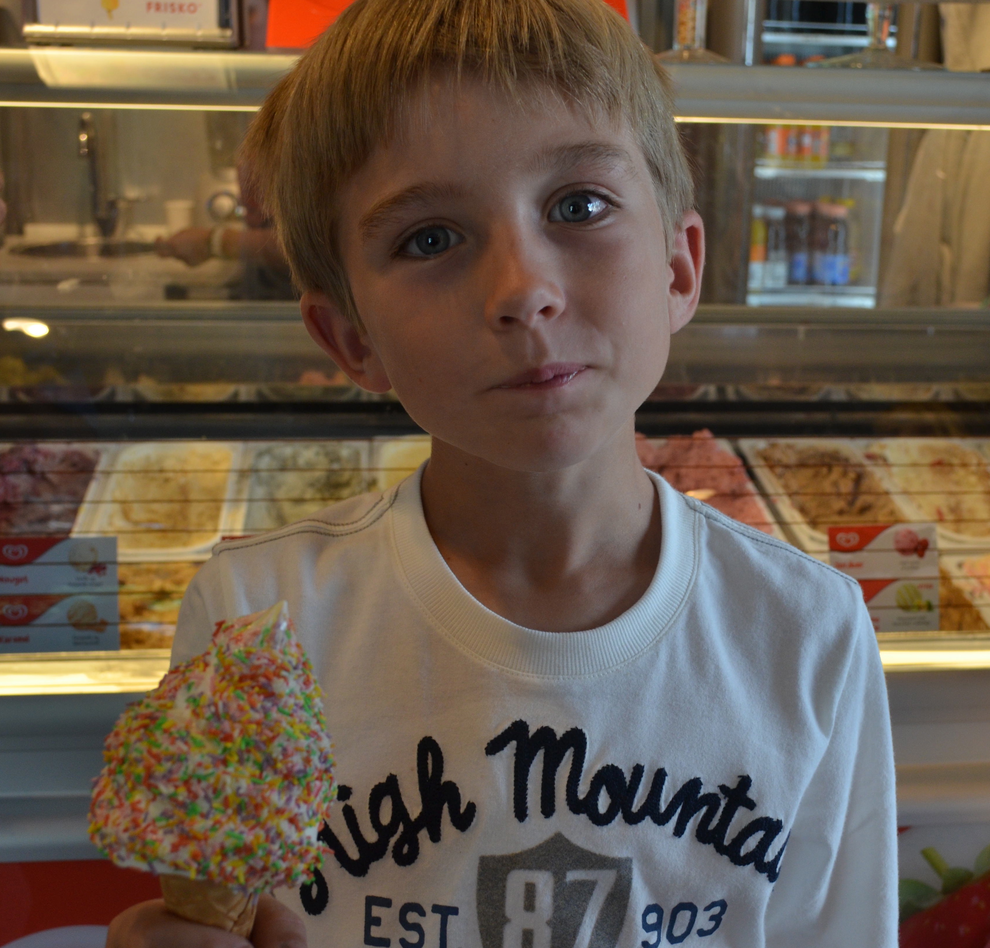 Let's stop for ice cream.