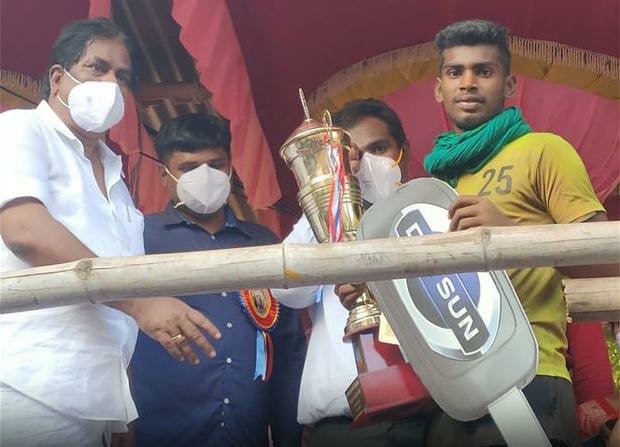 20 வயதில் 24 காளைகளை அடக்கி சாதனை படைத்த கார்த்திக்