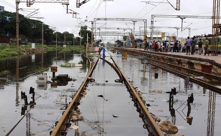 கனமழை காரணமாக சென்னை புறநகர் மின்சார ரயில் சேவை முற்றிலும் நிறுத்தம்