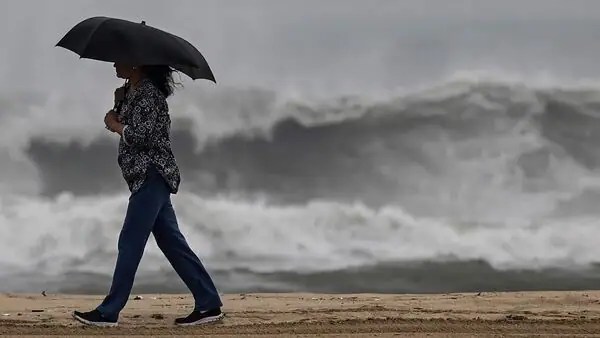 சென்னை மெரினா கடற்கரை மூடப்பட்டு மக்களுக்குத் தடை