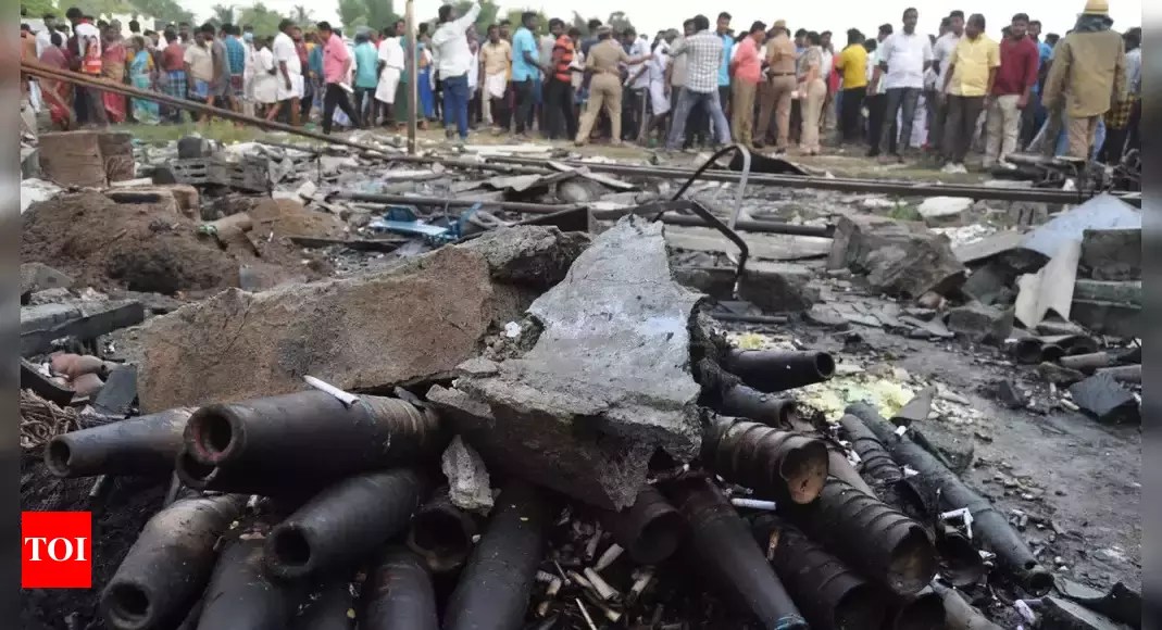 சேலம் இரும்பாலையில் ஆயில் சிலிண்டர் வெடித்து விபத்து : மூவர் படுகாயம் 