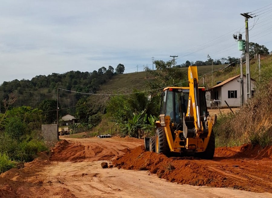 Prefeitura avança na recuperação de estradas rurais na localidade do Refrigério