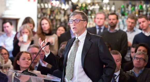 Bil Gejts na radnom doručku u norveškom think-tanku Civita u Oslu 15. novembra, 2013. Gejts je pozvao Norveški državni fond, jedan od najvećih investitora u svetu i težak 800 milijardi dolara, da više donacija daje najsiromašnijim zemljama, kojima pristiže veoma malo privatnog novca. (REUTERS / Gorm Kallestad / NTB Scanpik)