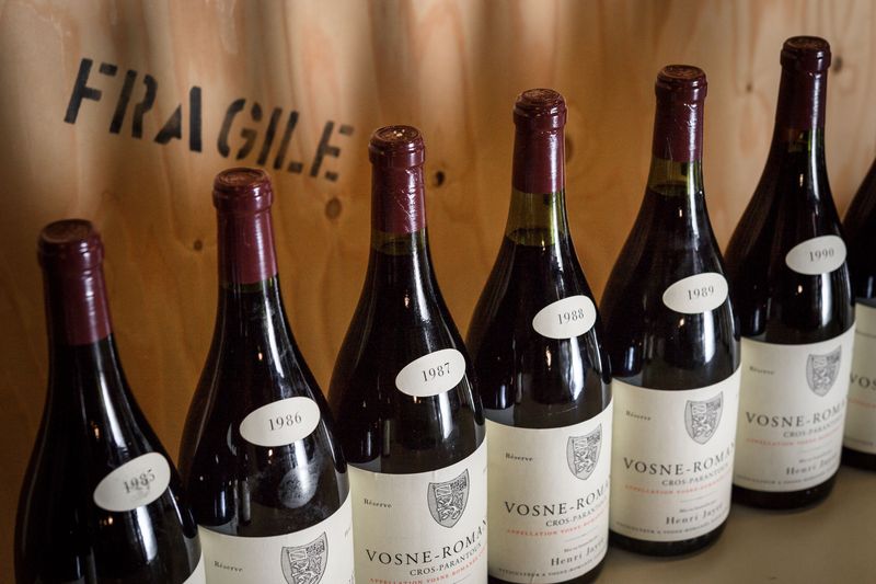 Magnum boce vina Vosne-Romanée 1er cru Cros Parantoux, iz zadnjih berbi francuskog vinara Annrija Žajea. Foto: Fabrice Coffrini/AFP