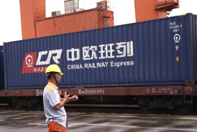 Železnički službenik nadzire teretni voz od Evrope ka Kini u sklopu CSECR programa (China Sino-Euro Cargo Railway, Evro-kineski program teretne železnice). Foto: Zou Hong / China Daily