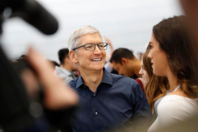 Tim Kuk, direktor Apple-a, uz osmeh demonstrira najnovije Eplove proizvode u Sali „Steve Jobs Theater“ u Kupertinu, Kalifornija, 12. septembra 2018. [Photo / Agencies]