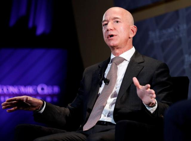 Jeff Bezos, predsednik i izvršni direktor Amazona i vlasnik lista Washington Post, govori na događaju 
