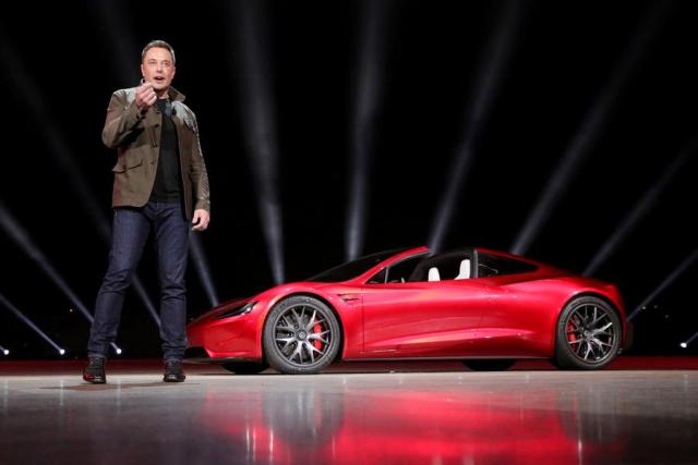 Generalni direktor kompanije Tesla Elon Musk na prezentaciji modela Roadster 2 u Hotornu, Kalifornija, 16. novembra 2017. godine. [Fotografija / agencije]