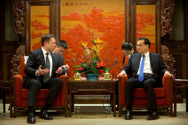 Kineski premijer Li Kećjang i izvršni direktor amaeričke kompanije Tesla, Elon Musk na svetskom Samitu lidera u Žongnanhaju u Pekingu, Kina, 9. januar 2019. [Foto / Agencije]