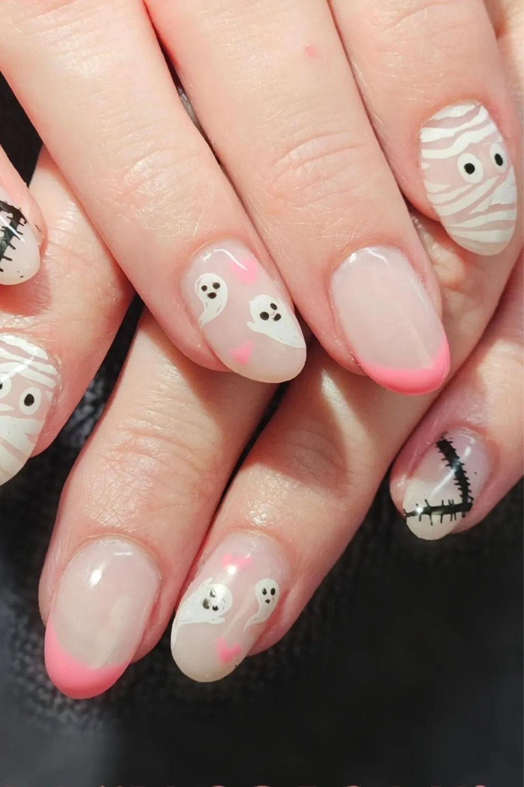 Wrapped Mummy and Floating Ghosts in Hallowen nails.