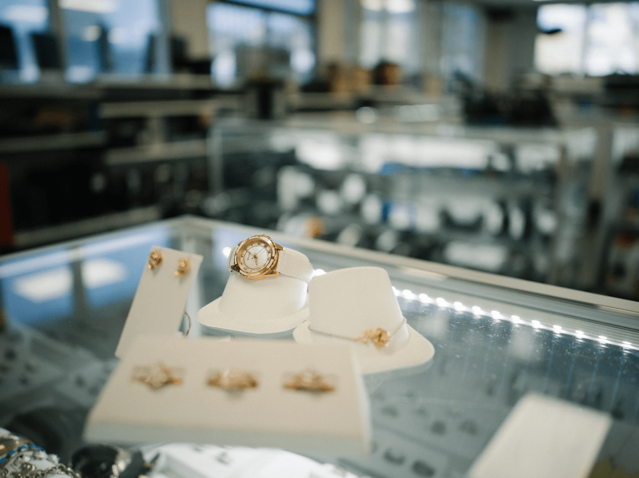Display of jewelry in showcase