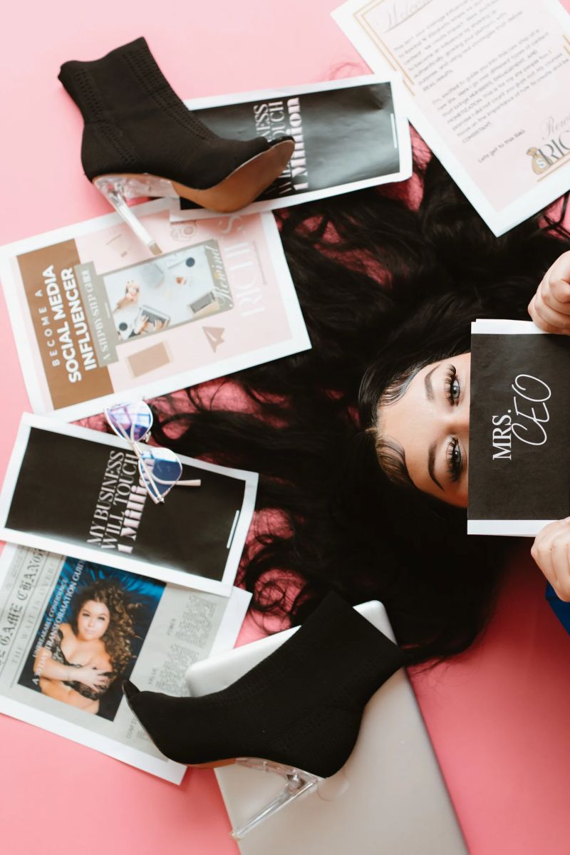 Queen Elizabeth Payhip - Download Amazing Minimal Art | 8K