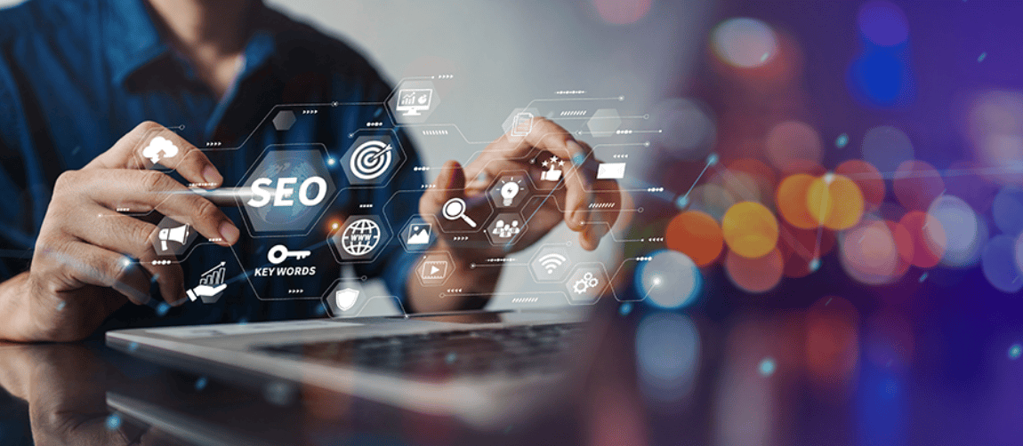 personne travaillant le SEO d'un site