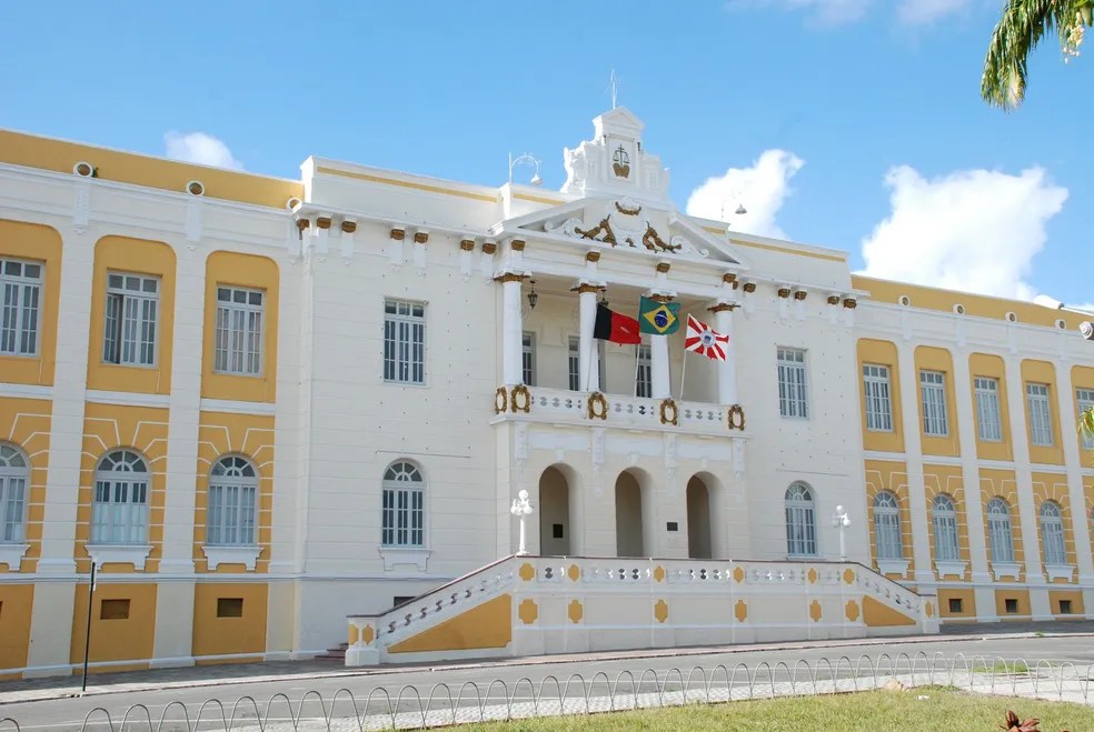 Justiça da Paraíba protege jovem de 13 anos e proíbe lucro em redes sociais.