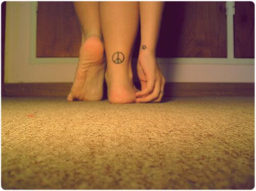 Tatuajes En Fotos On Twitter: "Tatuaje En El Tobiyo Con El Signo Del Amor Y Paz Y Una Estrella En La Muñeca Http://T.co/Qlkjjsfnzm" / Twitter 374_x_500_jpg