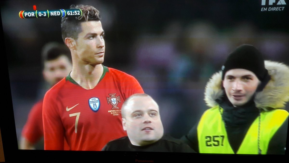 Téléchargement gratuit Images Yves Pinto Felix A Twitter Un Homme Envahit La Pelouse Pour le plus cool par