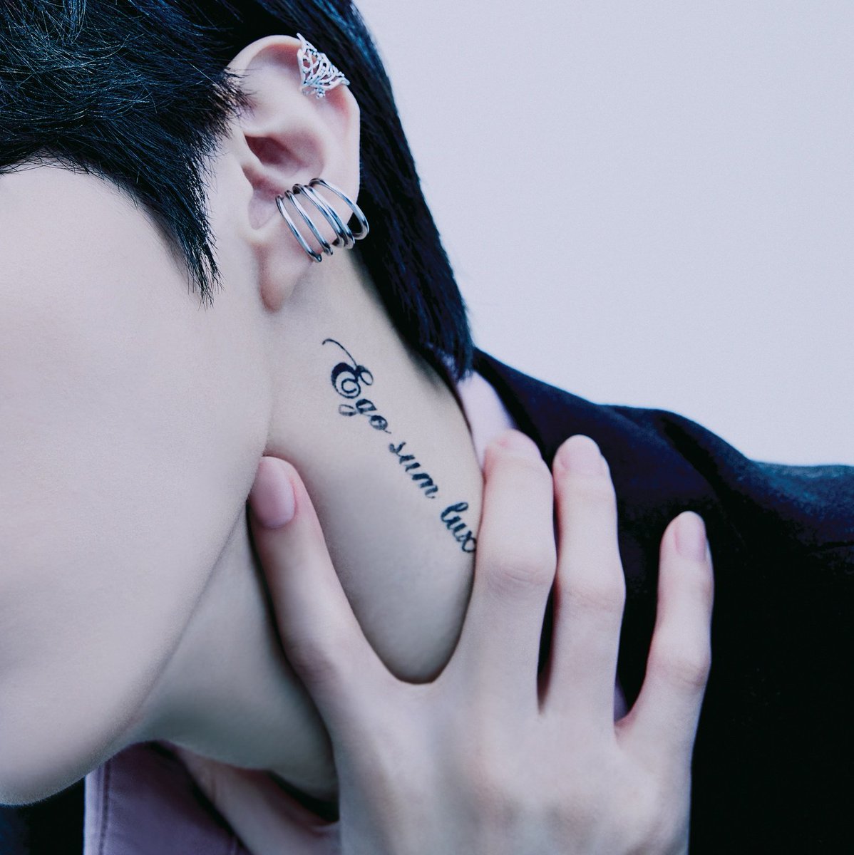 💜김우석 보고싶어🧡 On Twitter: "The Tattoo Probably Spells Out "Ego Sum Lux Mundi" Which Means "I Am The Light Of The World." In English Yes Wooseok You Are Indeed The Light Https://T.co/3Bpzlzuskz" / 1200_x_1198_jpg