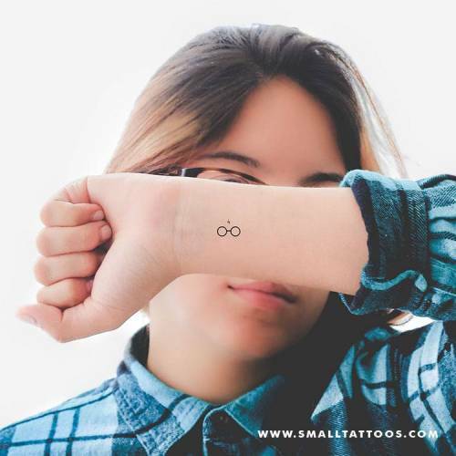 Tatuajes Pequenos En Twitter Tatuaje Temporal De Las Gafas Y El Rayo De Harry Potter Compralo Aqui Https T Co Xhuf5vc1z4