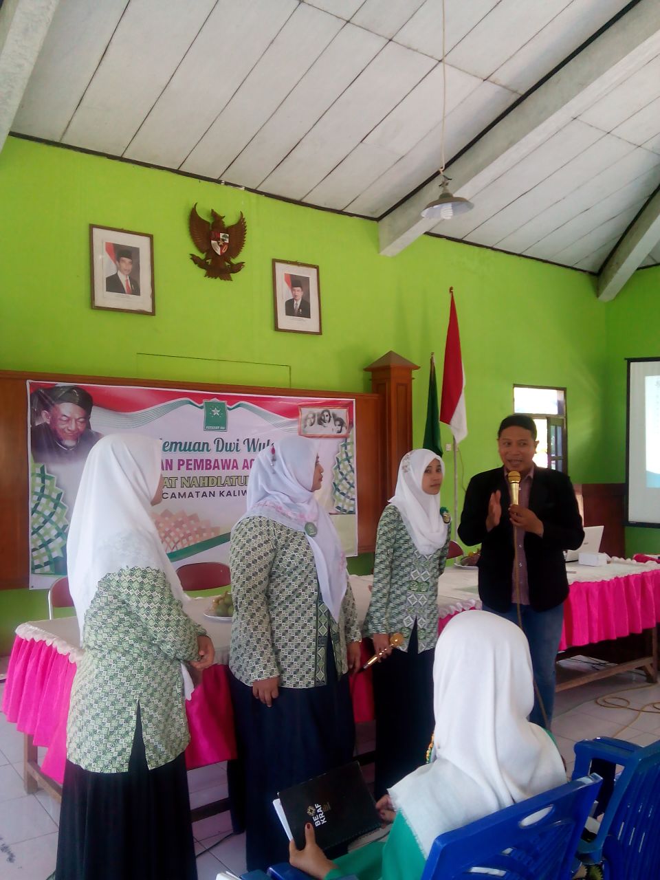 Teks pembawa acara pengajian yang sering ada di acara pengajian yang di lakukan oleh umat islam indonesia pengajian ini biasanya dilakukan di pembawa acara atau pranataacara yang memiliki arti seseorang yang bertanggung jawab untuk memimpin jalannya sebuah acara agar bisa beljalan. Kumpulan Teks Pembawa Acara Pengajian Muslimat Bahasa Jawa ...