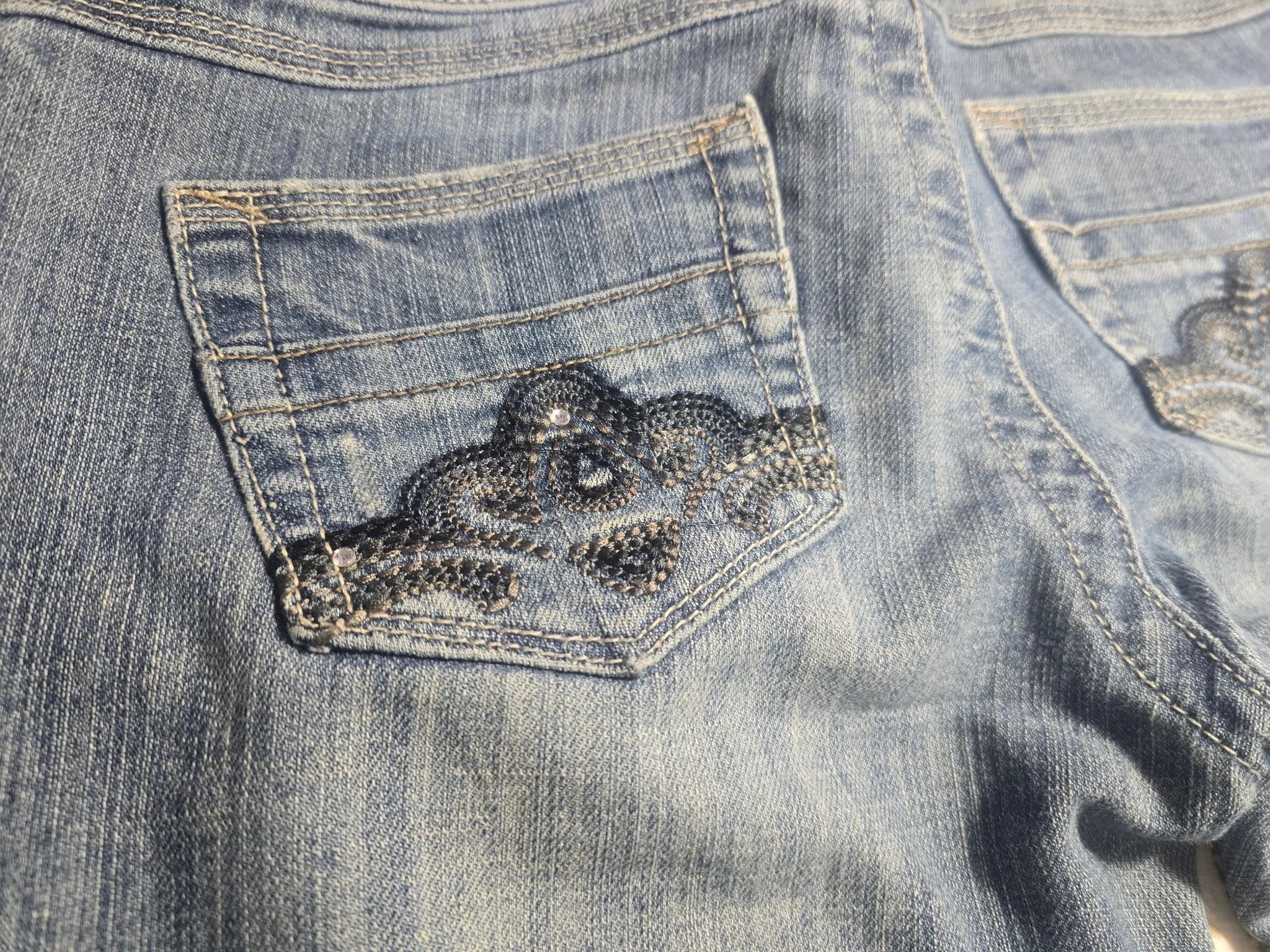 Almost Famous Y2K Low Rise Bootcut Jeans Size 5 Embroidered Back Pocket Distressed image 6