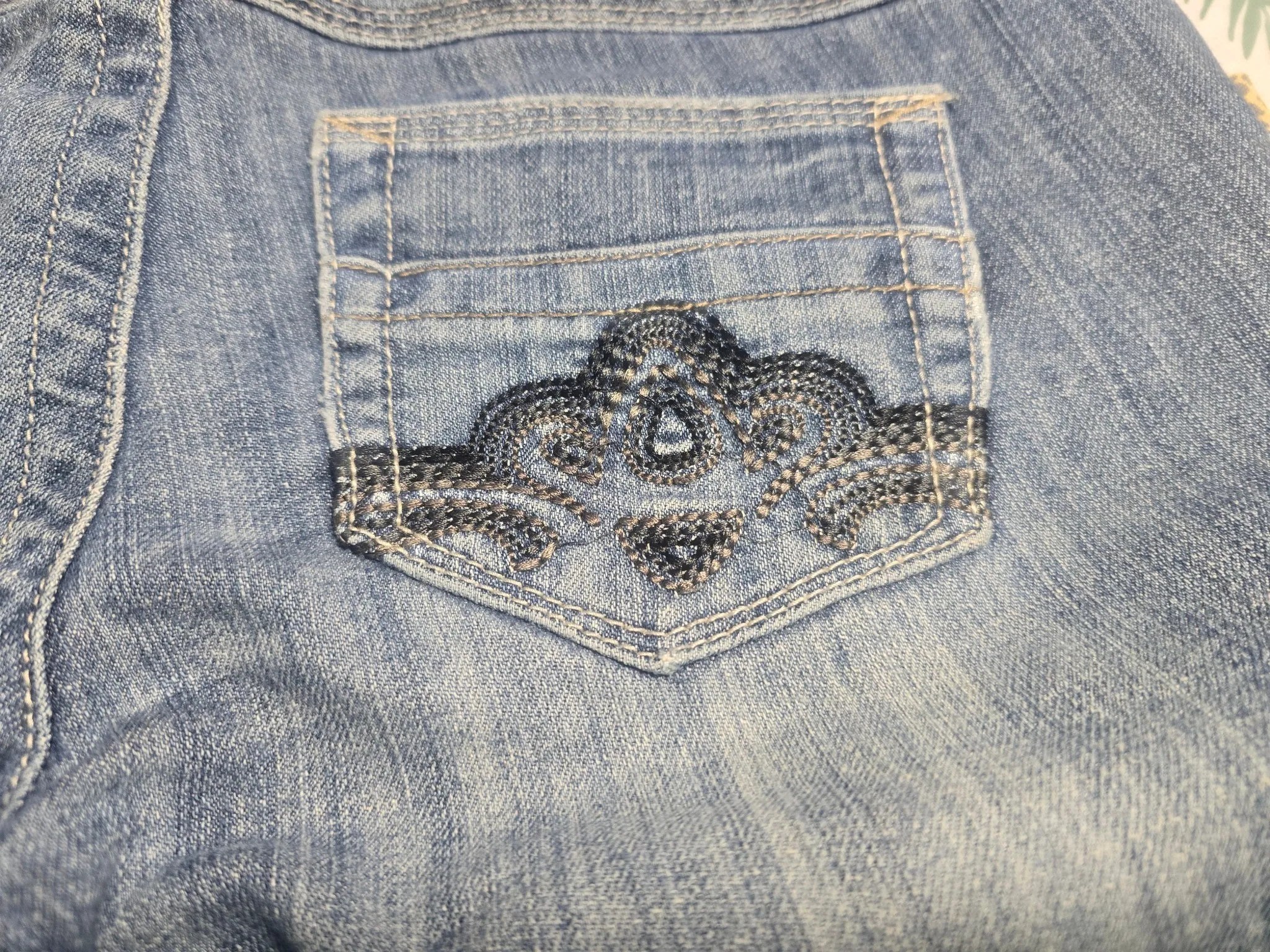 Almost Famous Y2K Low Rise Bootcut Jeans Size 5 Embroidered Back Pocket Distressed image 5