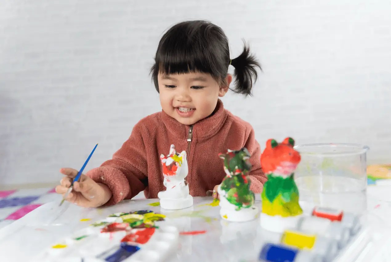 幼兒在花苼米藝術課程中進行創作，透過繪畫與手作培養創造力與專注力