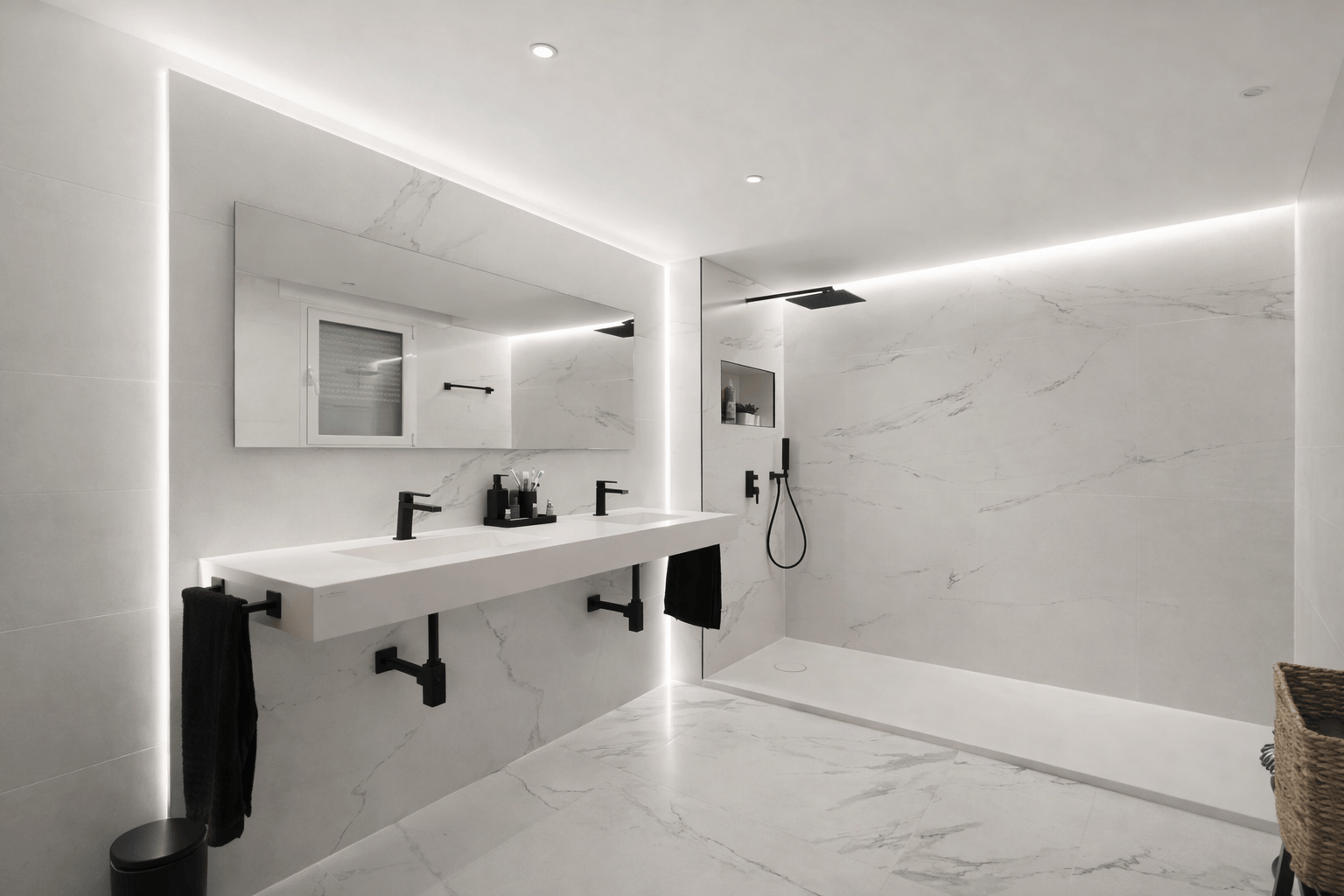 Main bathroom of Casa Cruela in Montepinar with double washbasin and shower