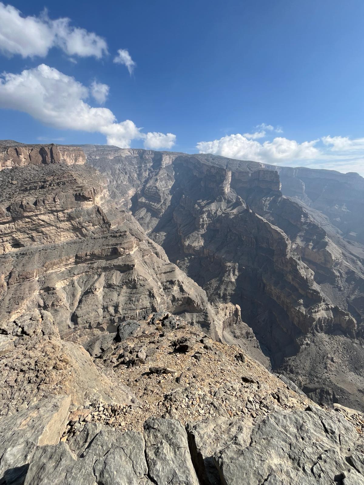 Blue skies and mountains on the W6 - Balcony Walk Hike.