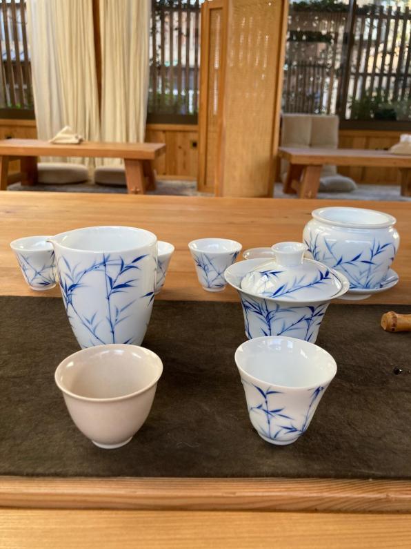 A traditional Chinese tea set with cups and giawan