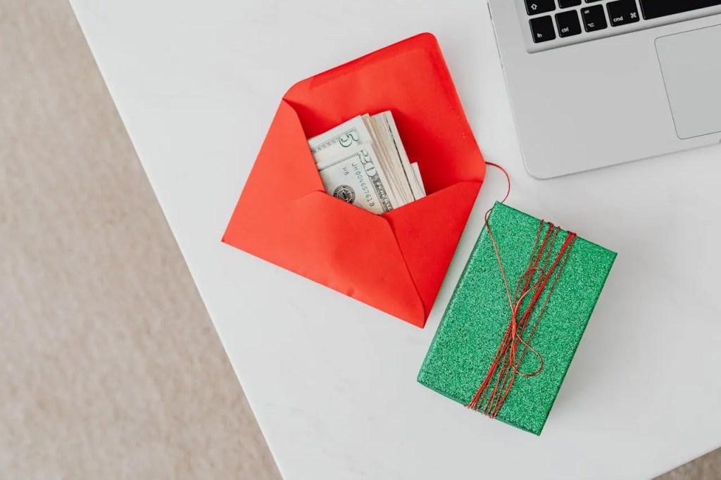 Bonuses-active-income Extra money in an envelope representing bonuses earned from additional work in active income.