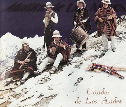 Integrantes de Mallku de los Andes con ponchos e instrumentos andinos