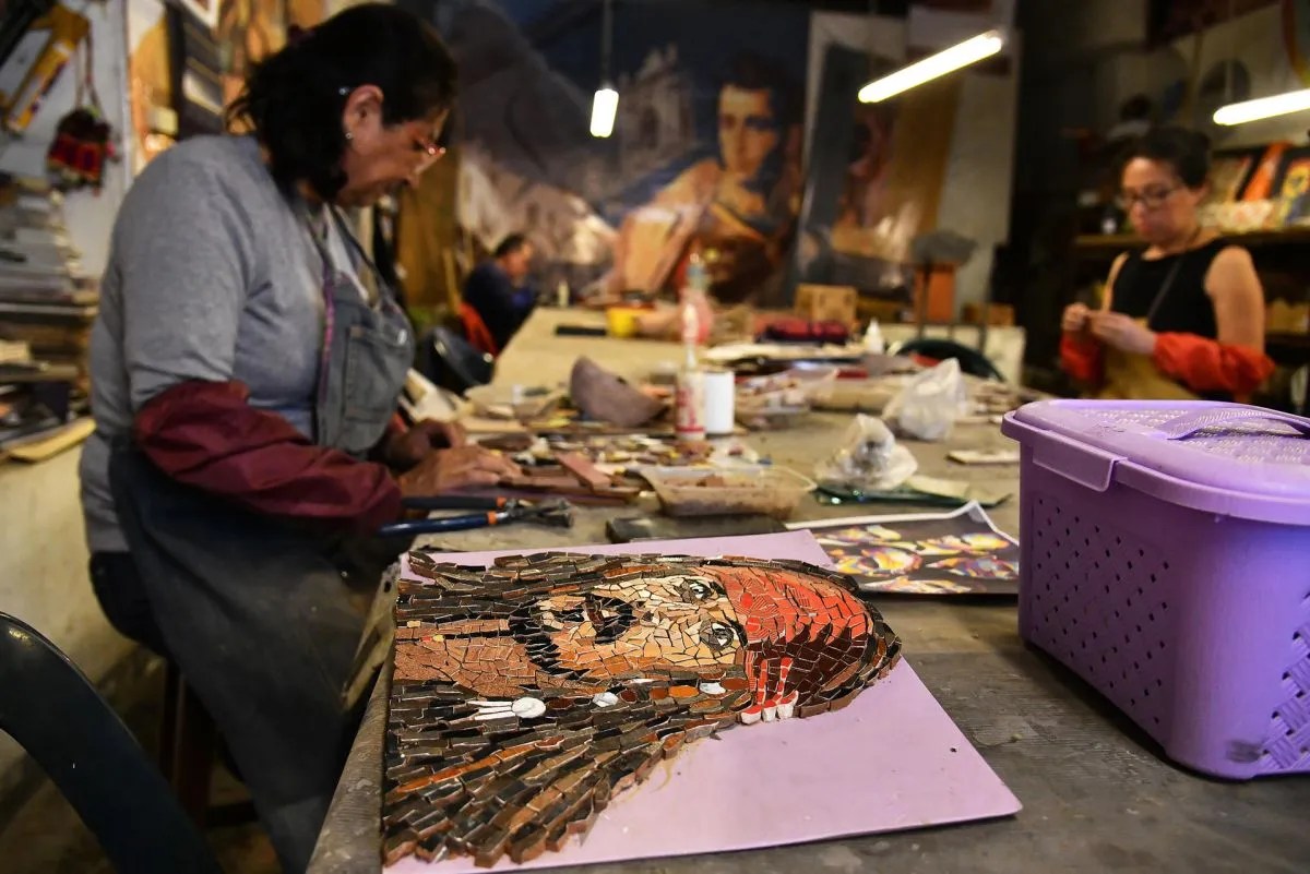 Kuska: el colectivo que hace arte con cerámica rota 5 Intervención mural de mosaico en un pasaje urbano de Cochabamba con retratos de mujeres