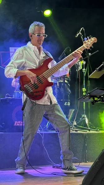 Christian Laguna, bajista y compositor boliviano