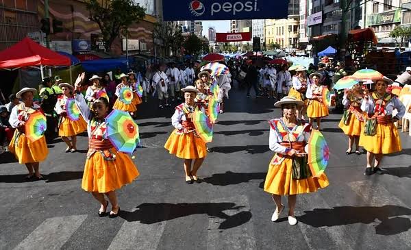Bailarines de una edición anterior de la Entrada Folklórica Universitaria de la UMSA desfilando por las calles de La Paz